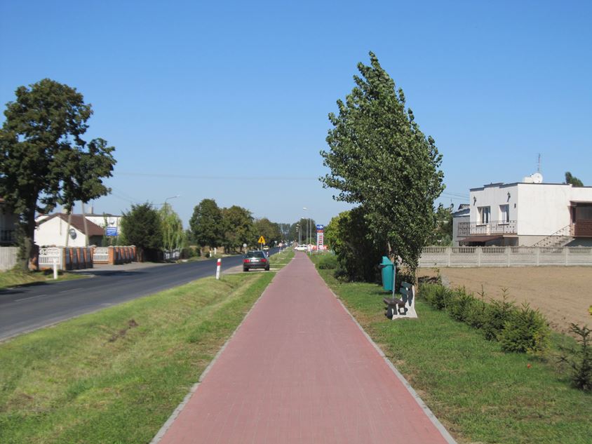 04. Ścieżka pieszo rowerowa w miejscowości Dęby